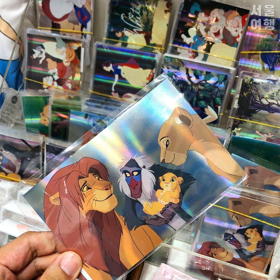 โปสการ์ดธีมเดอะไลอ้อนคิงในร้านดิสนีย์ป๊อปอัพ แสดงภาพซิมบ้า มูฟาซา และราเฟกิของดิสนีย์ที่เป็นที่รู้จักกันดี